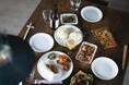 【食欲の秋】大阪・布施で「1泊11食」！SEKAI HOTEL名物「1泊10食付き食い倒れプラン」が秋限定でパワーアップ