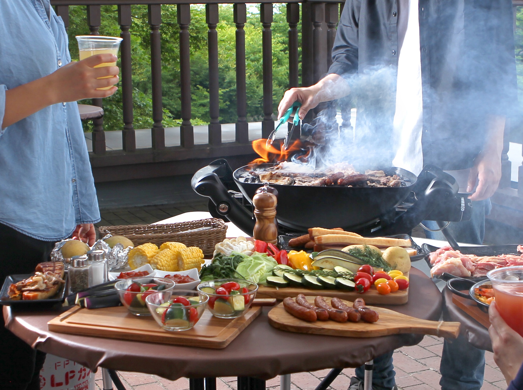 Gwは 自然 アウトドア で密を避けた おしゃれレジャー を楽しもう 毎年大好評の屋外bbq 軽井沢バーベキュー テラス オープン 株式会社フォーシーズのプレスリリース