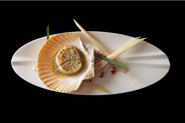 フェーブのモチーフとなったメニュー「帆立貝のミ・キュイ 海藻バターと共に」