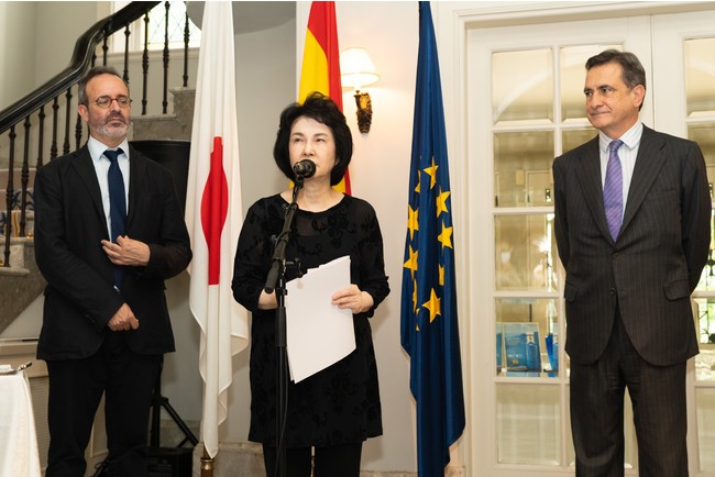 左から フェルナンド・ エルナンデス経済商務参事官、 株式会社フォーシーズ　代表取締役社長 淺野 幸子、 フィデル・センダゴルタ・ゴメス・デル・カンピージョ駐日スペイン大使