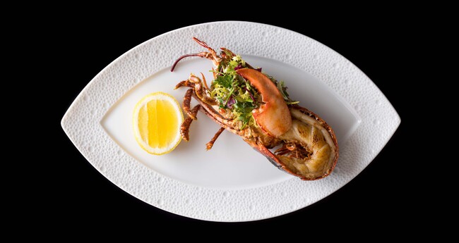 フェーブのモチーフとなったメニュー 「オマール海老のプランシャ焼き ハーブのサラダと共に」 フェーブのモチーフとなったメニュー 「オマール海老のプランシャ焼き ハーブのサラダと共に」
