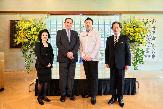左から(株)フォーシーズ 代表取締役社長 淺野 幸子、フィリップ・セトン駐日フランス大使、 関谷 健一朗、 (株)フォーシーズ 代表取締役会長兼CEO 淺野 秀則 左から(株)フォーシーズ 代表取締役社長 淺野 幸子、フィリップ・セトン駐日フランス大使、 関谷 健一朗、 (株)フォーシーズ 代表取締役会長兼CEO 淺野 秀則