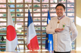 ジョエル・ロブション エグゼクティブシェフ 関谷 健一朗 『フランス農事功労章 シュヴァリエ』を受章