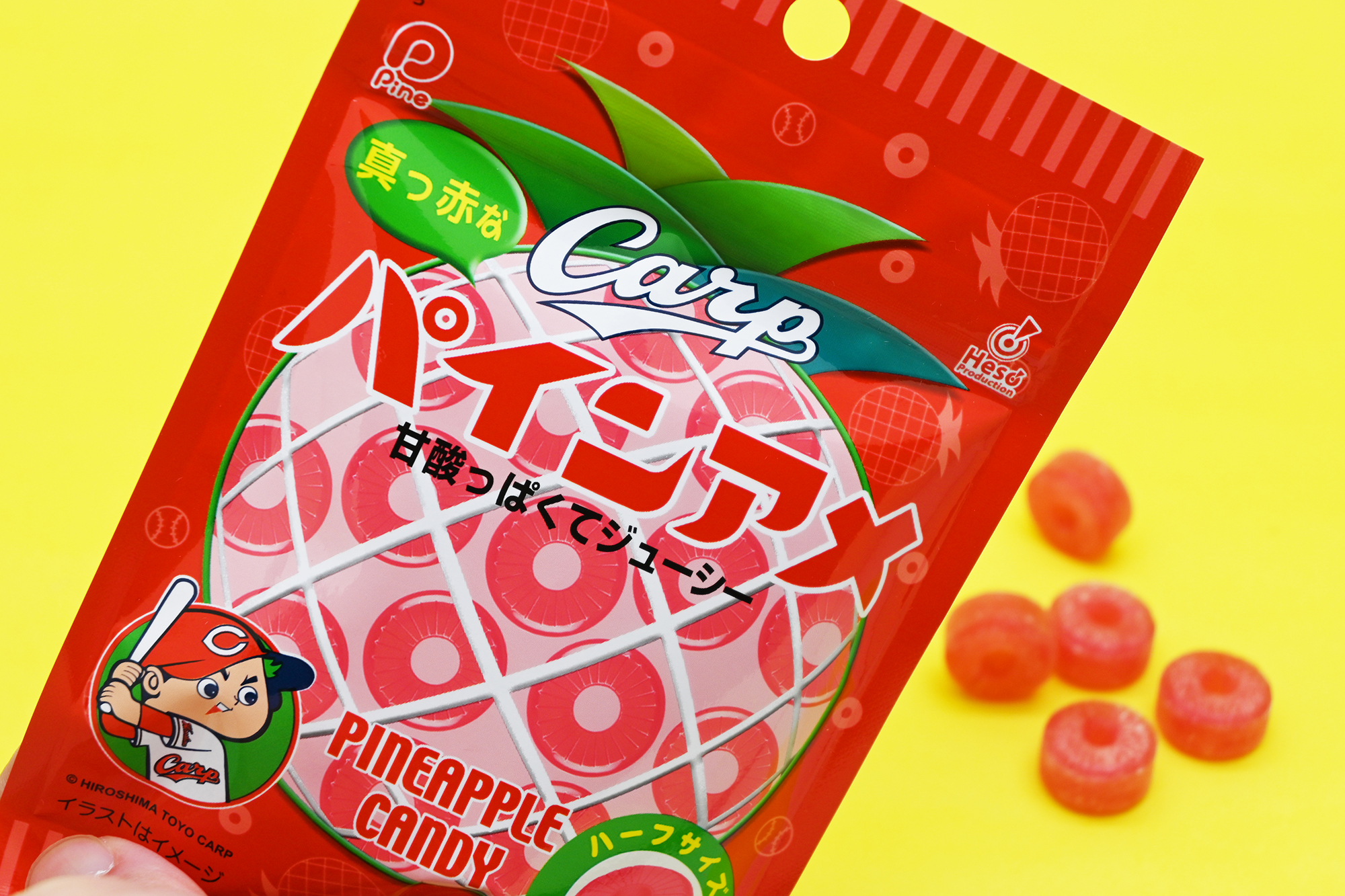 赤いのにパインアメ 広島東洋カープ承認 広島限定 真っ赤なパインアメ 新発売 株式会社ヘソプロダクションのプレスリリース