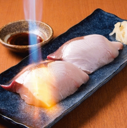 寒鰤のデカネタ炙り寿司(2貫 税抜￥680)