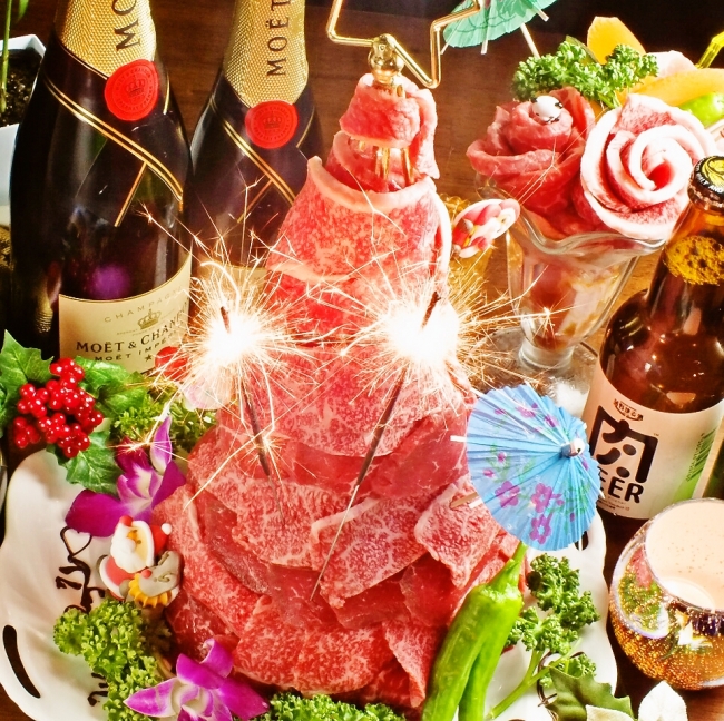 黒毛和牛肉を20cm盛りつけたクリスマス限定「肉ツリー」