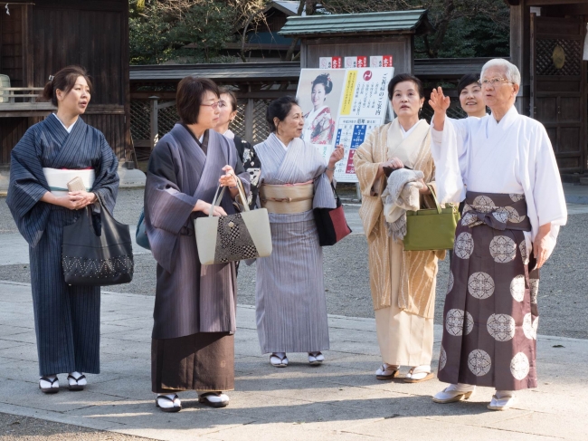 須賀神社で宮司さんの話を聞く参加者