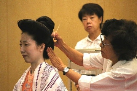 江戸時代 明治 大正 時代に流行したヘアスタイルとメークがわかる 日本髪 を結うデモンストレーションイベント ビギン ザ 美人 結髪デモンストレーション スペシャルトーク を開催 ポーラ美術館のプレスリリース
