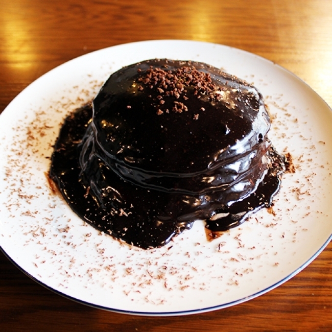 ビターチョコの黒いパンケーキ