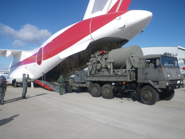 C-2には、管制機器を積んだ車両ごと搭載できることが検証された。緊急を要する際に空路の選択肢があるのは心強い