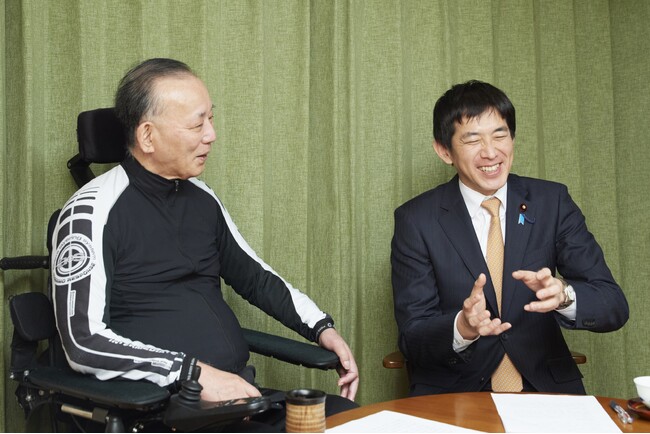 日本の未来について語る小林氏（右）に聞き入る谷垣氏（左）（2024年3月、都内）