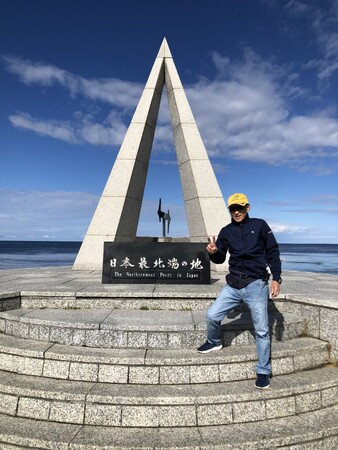 日本最北端・宗谷岬に立つ著者。