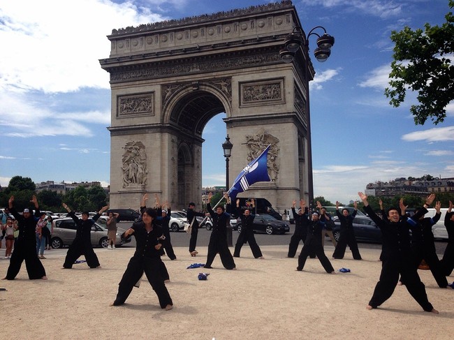 パリの凱旋門の前でゲリラ的に応援を披露