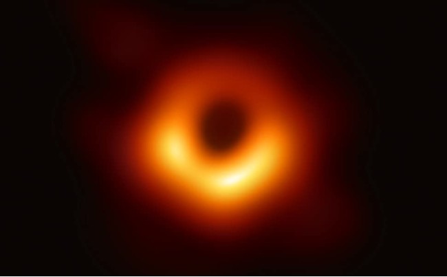 2019年４月、人類史上初めて撮影に成功した「巨大ブラックホール」の写真（Credit EHT Collaboration）