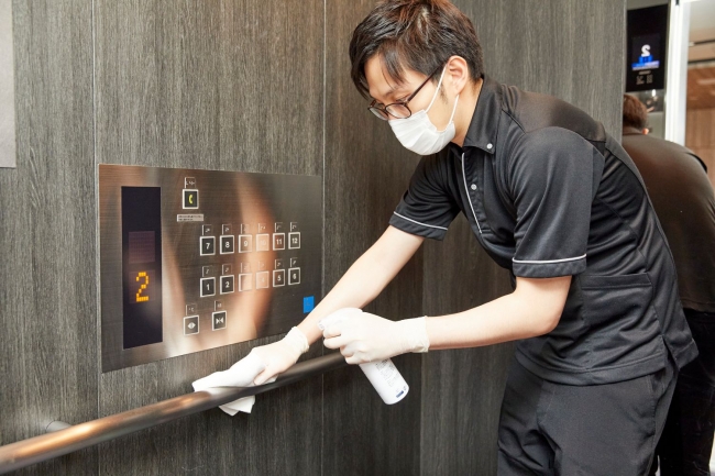 共用エレベーターの拭き取り消毒