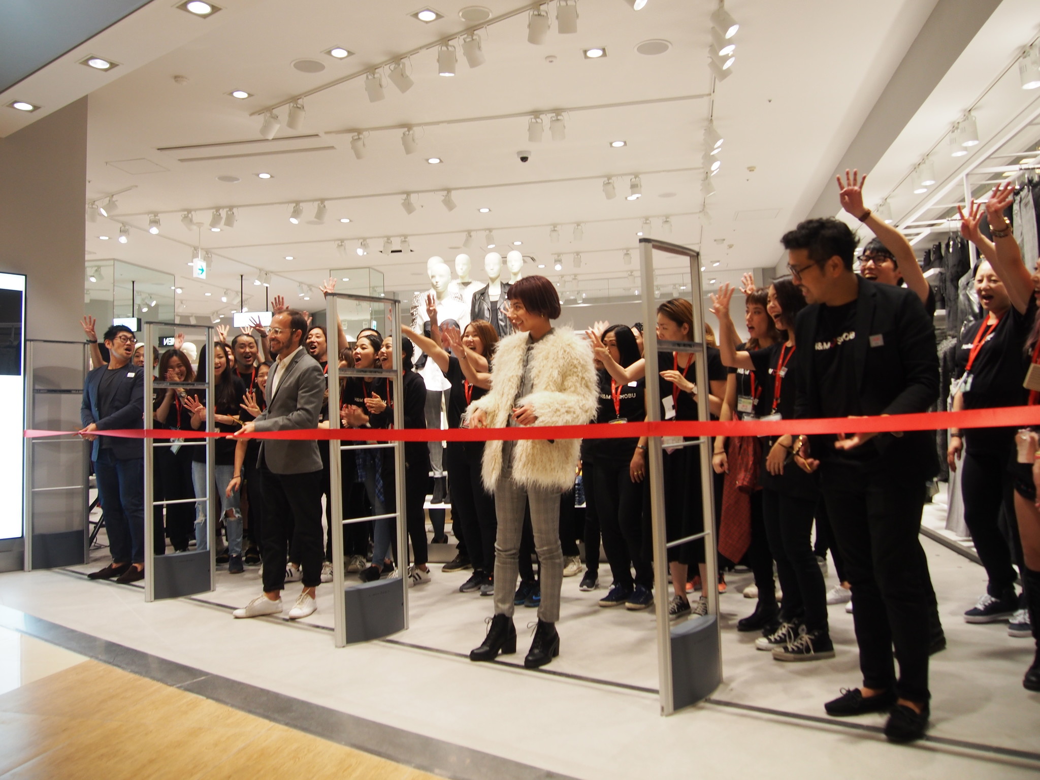 H M モラージュ菖蒲openに1 700人が列 双日商業開発株式会社のプレスリリース