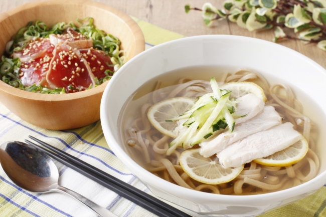 瀬戸内レモンと蒸鶏の冷やかけ七穀うどんと炙りマグロの香味ユッケ小丼1,280円(税抜)