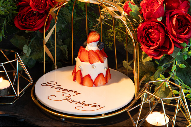 【プレミアム記念日限定】真っ赤な薔薇とキャンドルに囲まれた鳥籠に入った苺のタワーケーキ