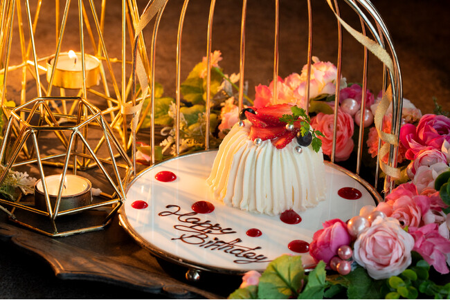 記念日ケーキはディナータイムで人気のもと同様、鳥籠に入った記念日ケーキケーキ。