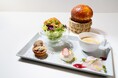 ≪有楽町・銀座≫ 高架下のオイスターバー&ビストロでお昼からプチ贅沢。大人気、焼き立てブリオッシュが付いた5種の彩り前菜プレートから始まる『ビストロランチ』が1/22(水)~新登場!