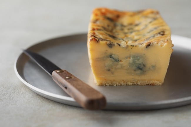 新ブランド 生ブルーチーズケーキ青 誕生 濃厚で刺激的 ゴルゴンゾーラチーズを贅沢に使用した新感覚の 大人のチーズケーキ ほのかに甘く 塩っぽい ひと口で青のとりこに 株式会社 オペレーションファクトリーのプレスリリース