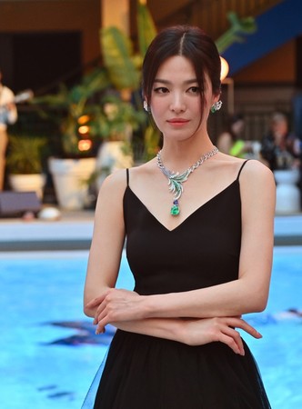 「ガルフストリーム」のネックレスを纏った韓国の女優 ソン・ヘギョ