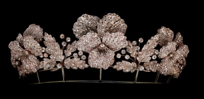 「パンジーの花のティアラ」　ジャン＝バティスト・フォサン　1850年頃　ゴールド、シルバー、ダイヤモンド　パリ、ショーメ コレクション　