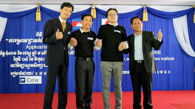 左から、Tohoku Partners (CAMBODIA) 松下巌社長、LSI Founder Dr. KHiM Sok HENG、当社代表取締役 大木大地、LSI Executive Director Mr. Koem Oeurnの4名