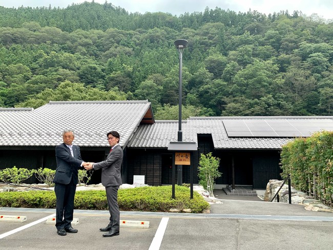 (左側から)田村町長、川村、(中央白い箱)蓄電池、(屋根の上)太陽光パネル