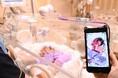 新生児集中治療室にいるお子さまを、24時間ご自宅で見守ることが可能に。杏林大学医学部付属病院で、DXアンテナ製の「卓上みまもるカメラ」による「24時間オンライン面会システム」の運用を開始