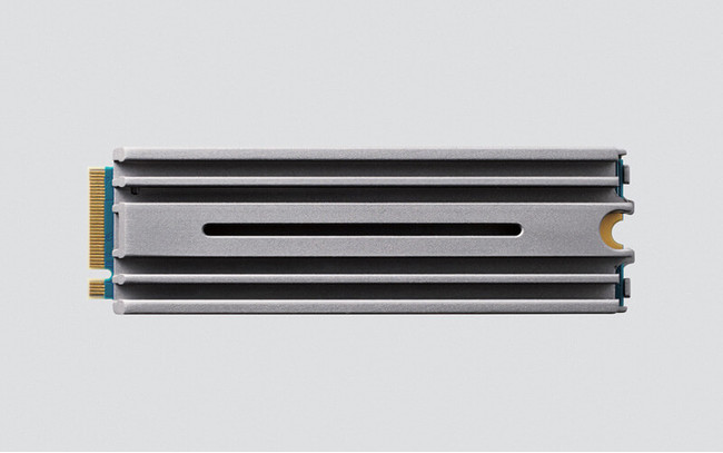▲ SSDの熱をアルミ製ヒートシンクで効率的に放熱