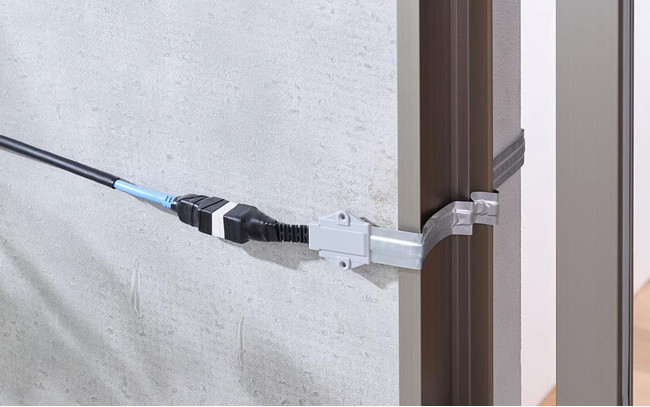 すきまLANケーブルの屋外側での接続では 簡易防水テープによる簡易的な防水処理が可能