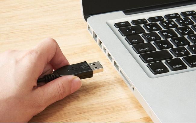 接続プラグには、USB-Aコネクターを採用