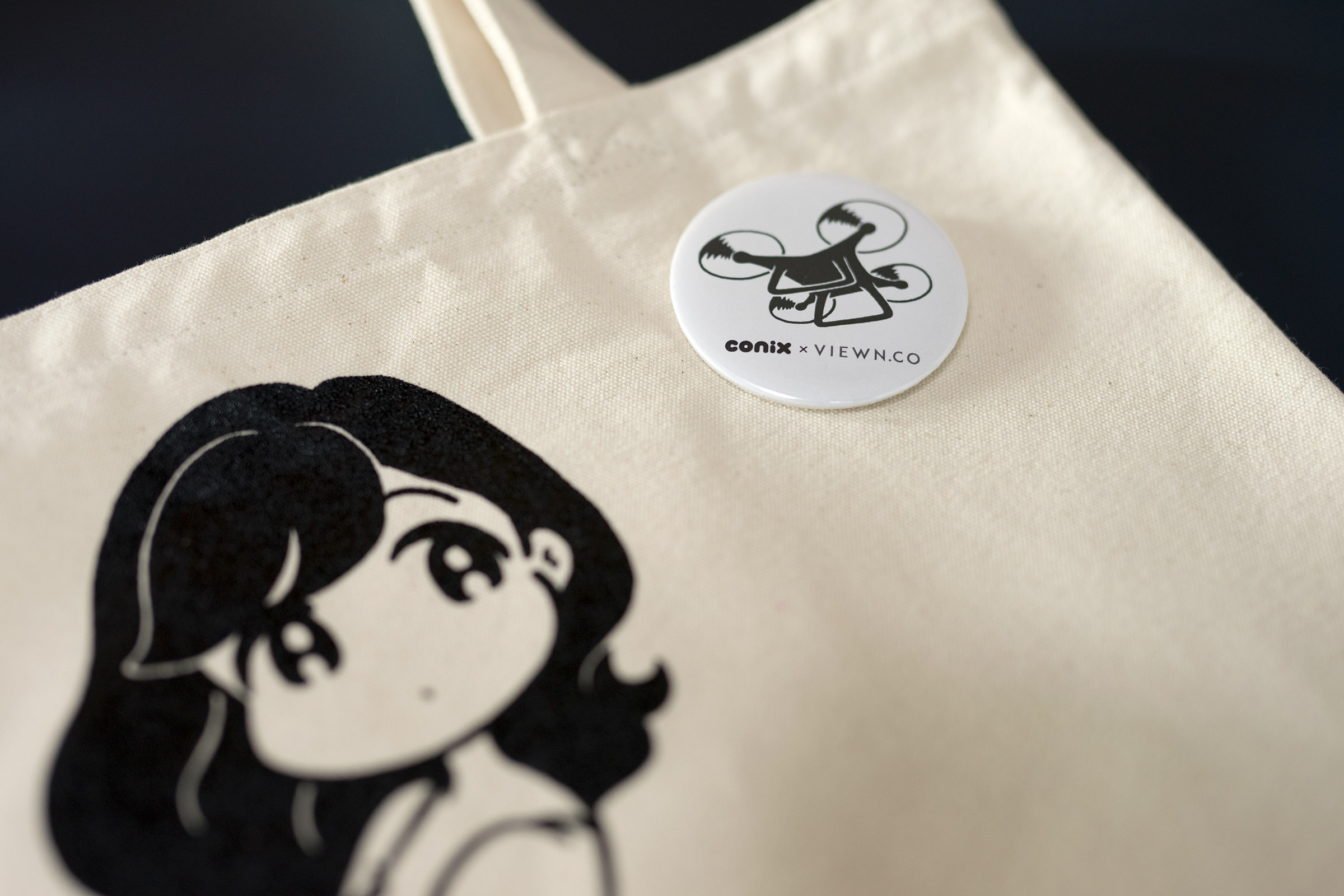ドローンカルチャーを提案するviewnが イラストレーター マンガ家 Conix とのコラボtシャツ トートバッグを発売 株式会社ビューンのプレスリリース ドローンカルチャーを提案するviewnが イラストレーター マンガ家 Conix とのコラボtシャツ トートバッグを発売 株式会社ビューンのプレスリリース