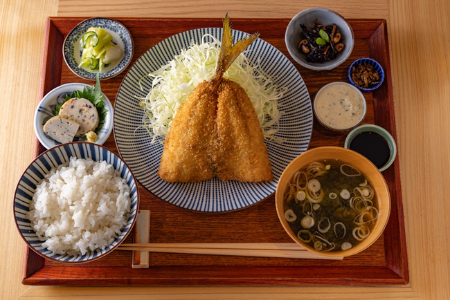 アジフライ定食は、自家製タルタルソースと長崎の金蝶ウスターソースで楽しめる