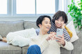 【ママ・パパもスマホ依存⁉】「1日3時間以上」スマホを利用するママパパが5割超え! ママパパがよく使うアプリランキング1位はやっぱり〇〇〇〇!/いこーよファミリーラボ