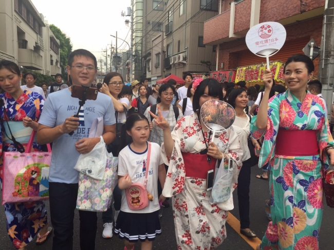 柴又駅から会場に向かう道中では、有名な建物やお店についてスタッフが解説しながら移動