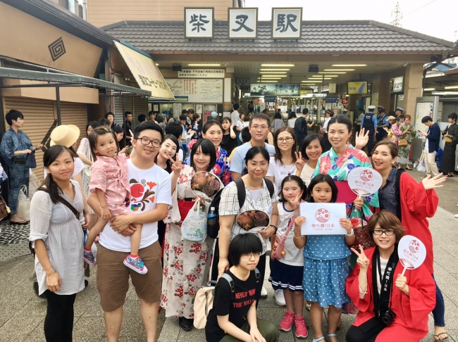 　　柴又駅前にて撮影した、ツアー参加者とラーチーゴー！編集スタッフの記念写真