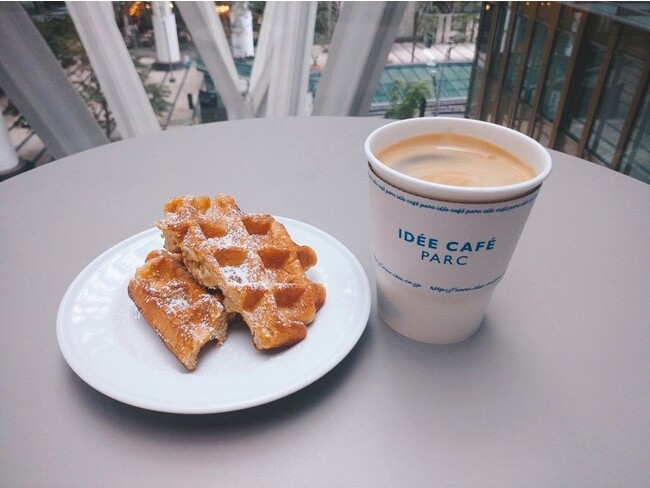 ▲カフェ＆グルメチケットメニュー例　DÉE SHOPIDÉE CAFÉ PARC（プレーンワッフルとコーヒーのセット）※画像はイメージです