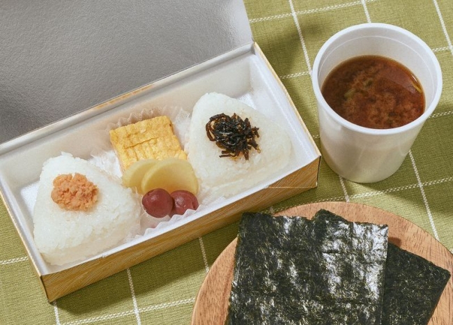 おにぎり弁当（赤だし付）　594円（税込）