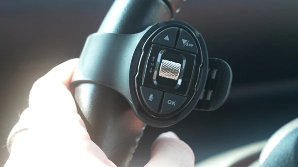車載用ヘッドアップディスプレイ「HUD-2023」には無線ダイヤルリモコンが標準装備