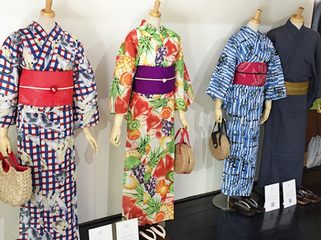 会場の京町家に展示されたレトロ&カラフルなKIMONOMACHIオリジナル浴衣 会場の京町家に展示されたレトロ&カラフルなKIMONOMACHIオリジナル浴衣