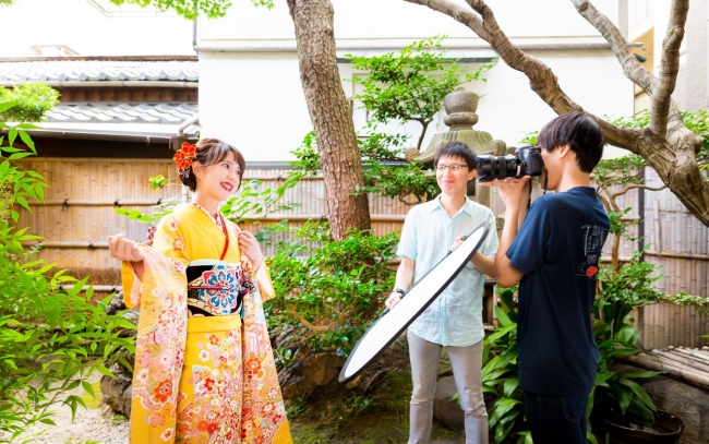 撮影風景。当日は特別に洋服やスーツでの撮影もOKです！
