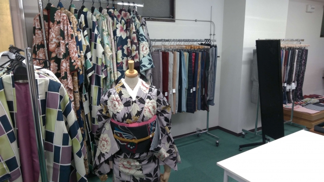 KIMONOMACHIオリジナル洗える着物新作　試着コーナー。サイズや色味をご確認頂けます。