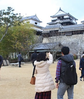 ▲現存12天守松山城の散策風景