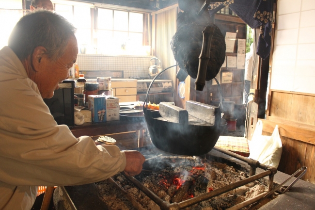 ▲冬場は囲炉裏で暖を取る