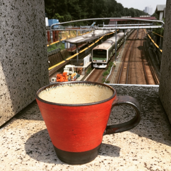instagramでは、原宿の街中でマグカップを紹介しています。
