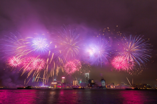 ヴィクトリア・ハーバーの新年のカウントダウンの様子（香港）