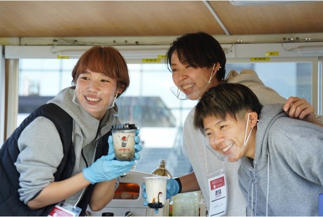 左から、西澤瑠乃さん、佐藤由希さん、西山詩乃さん