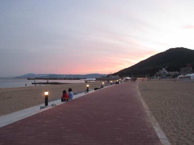須磨海浜水族園前の遊歩道を拡張 フットライトも設置し、夕暮れ時も明るくなりました